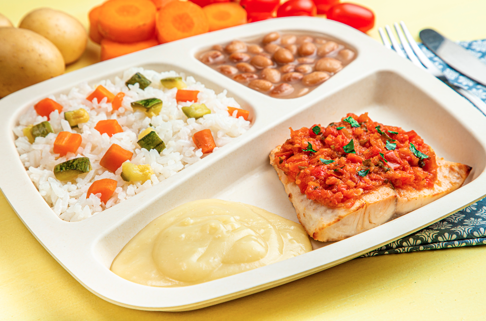 Filé de peixe com Purê de batata: arroz com legumes e feijão carioca ...